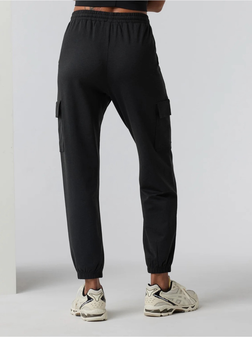 Vuori Boyfriend Cargo Sweatpant in Black Heather - M - Picture 2 of 6